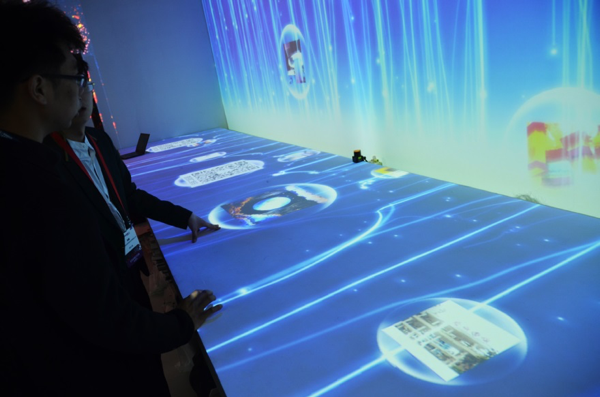 鸿合商用BG亮相Infocomm China 成全场亮点