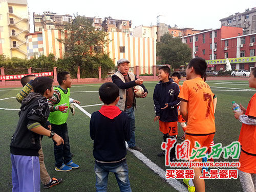 三店小学孩子们在听老师指导踢足球