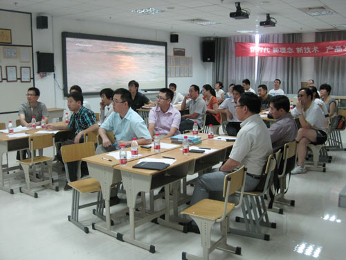 营销人员参与发布会