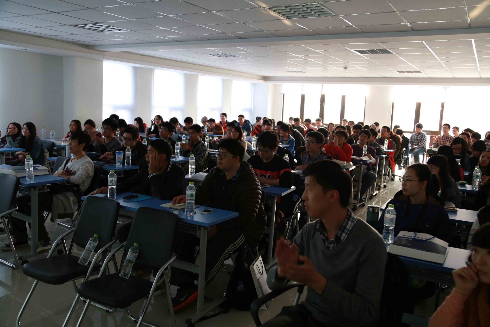 天津大学师生来卓立汉光参观指导 天津大学师生来卓立汉光参观指导