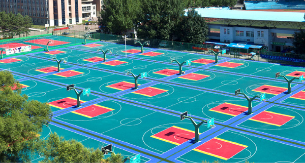 吉林大学采用悬浮拼装地板建室外篮排球场