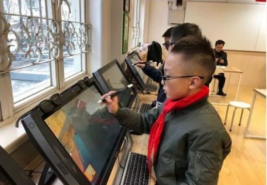 zSpace VR与AR技术如何促进学生的深度学习