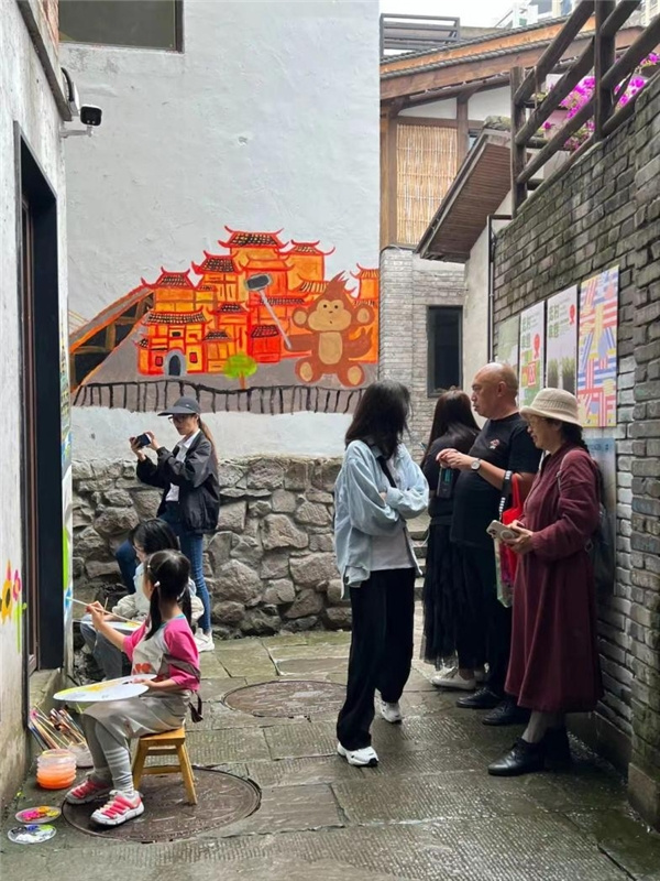 百年老巷添新彩——耳朵人藝術山城巷涂鴉藝術季