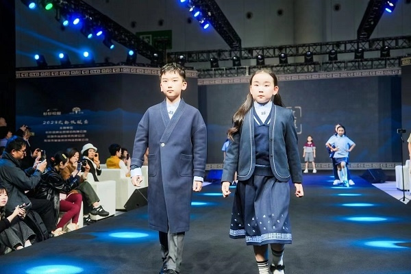 揭秘成都2023校服園服創新論壇上的縱越校服與三星堆文化