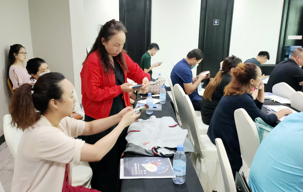 引導校服企業加快改革，陜西學生裝專業委員會召開智能校服產業升級研討會