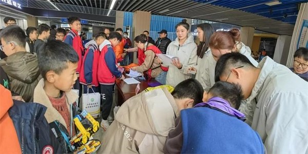 安徽亳州市举行学生信息素养提升实践活动 培养学生科创精神