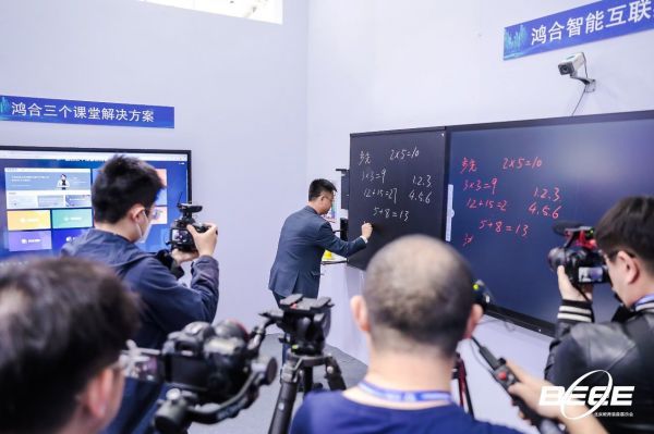 鸿合科技副总裁李水平博士谈教育数字化：技术要为老师减负