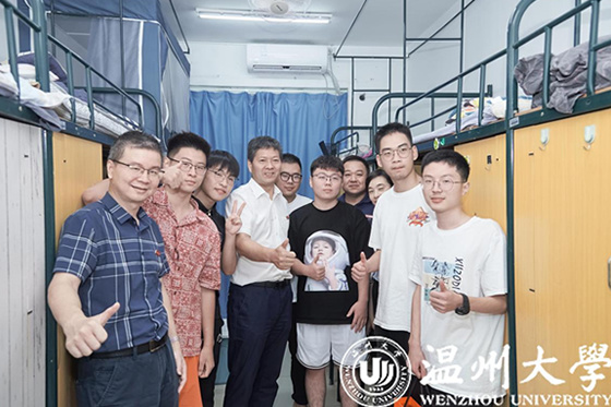 溫州大學領導深入報到點和學生宿舍走訪慰問2022級新生
