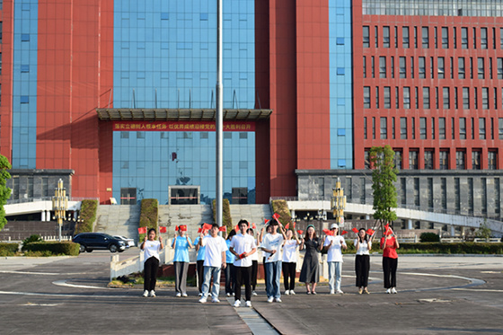 江西科技師范大學舉辦“喜迎二十大永遠跟黨走奮進新征程”線上升旗儀式