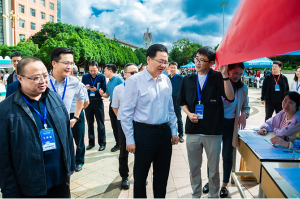 云南民族大学党委书记阮朝奇一行走访迎新现场慰问新生