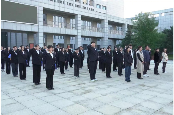 哈爾濱金融學院開展“銘記歷史 挺膺擔當”主題升旗儀式