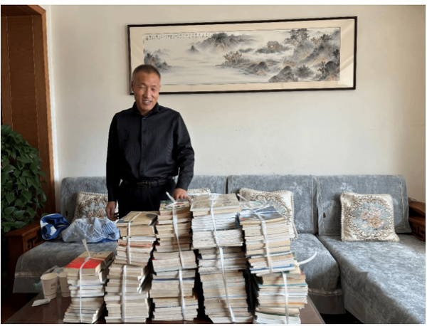 甘肅民族師范學院黨委委員、副校長牛永有向學校圖書館捐贈圖書
