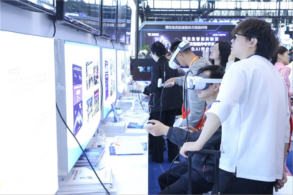 润尼尔携中小学VR+AI五大教育新产品亮相第85届教育装备展