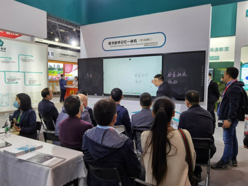 賦能智慧教學 | 方成板書教學記憶一體機亮相78屆中國教育裝備展示會