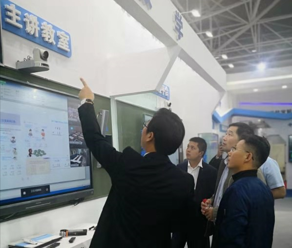 青岛展,中庆等企业签署智慧教育倡议书