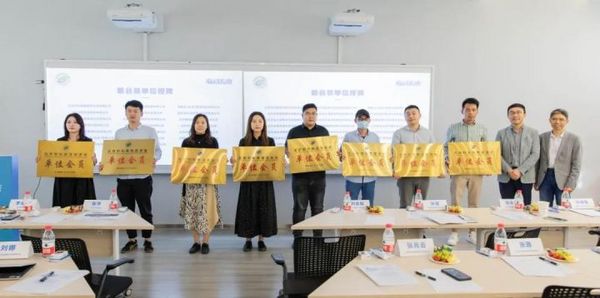 中小學科技教育校企合作研討會在京召開，小碼王助力校園科技教育發展