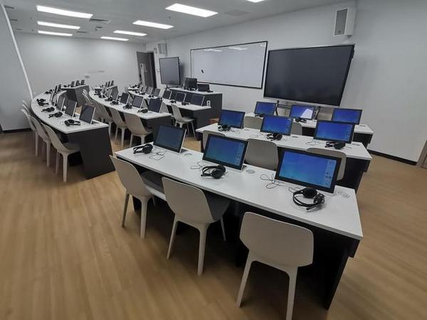 廣東外語外貿大學知識城校區進德樓課室改造為語音實驗室