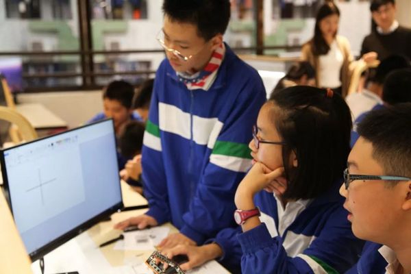華南師范大學附屬中學STEAM創客教室第一課