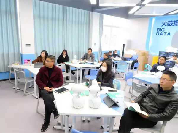 定遠縣民族小學舉辦人工智能實驗室設備使用培訓