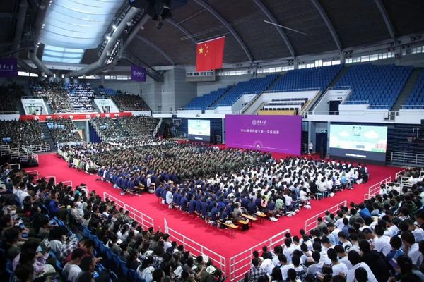 清華大學2023級本科新生迎來第一堂體育課