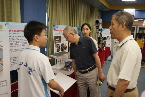 专家调研指方向，科学教育赋能——全国中小学科学教育实验区专家莅临容山中学调研指导