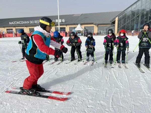 冰雪运动进校园 | 一起走进呼和浩特市中小学滑雪研学实践活动