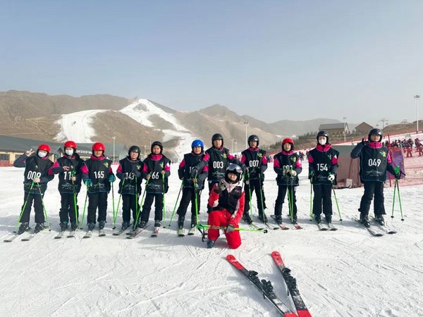 冰雪运动进校园 | 一起走进呼和浩特市中小学滑雪研学实践活动