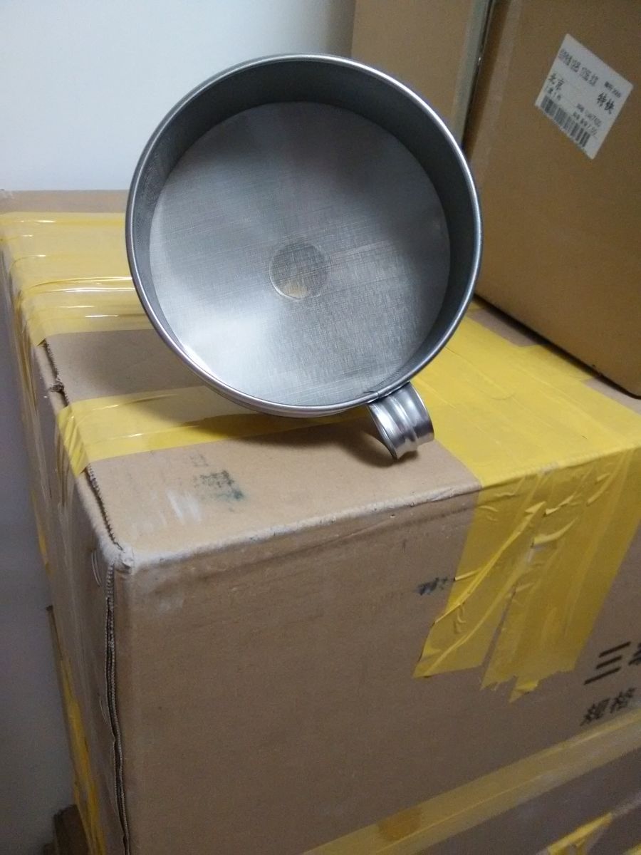 不锈钢过滤漏斗125*180(mm)尺寸有:125*180(mm)。150*180(mm).150*200(mm) 其他尺寸可以定做